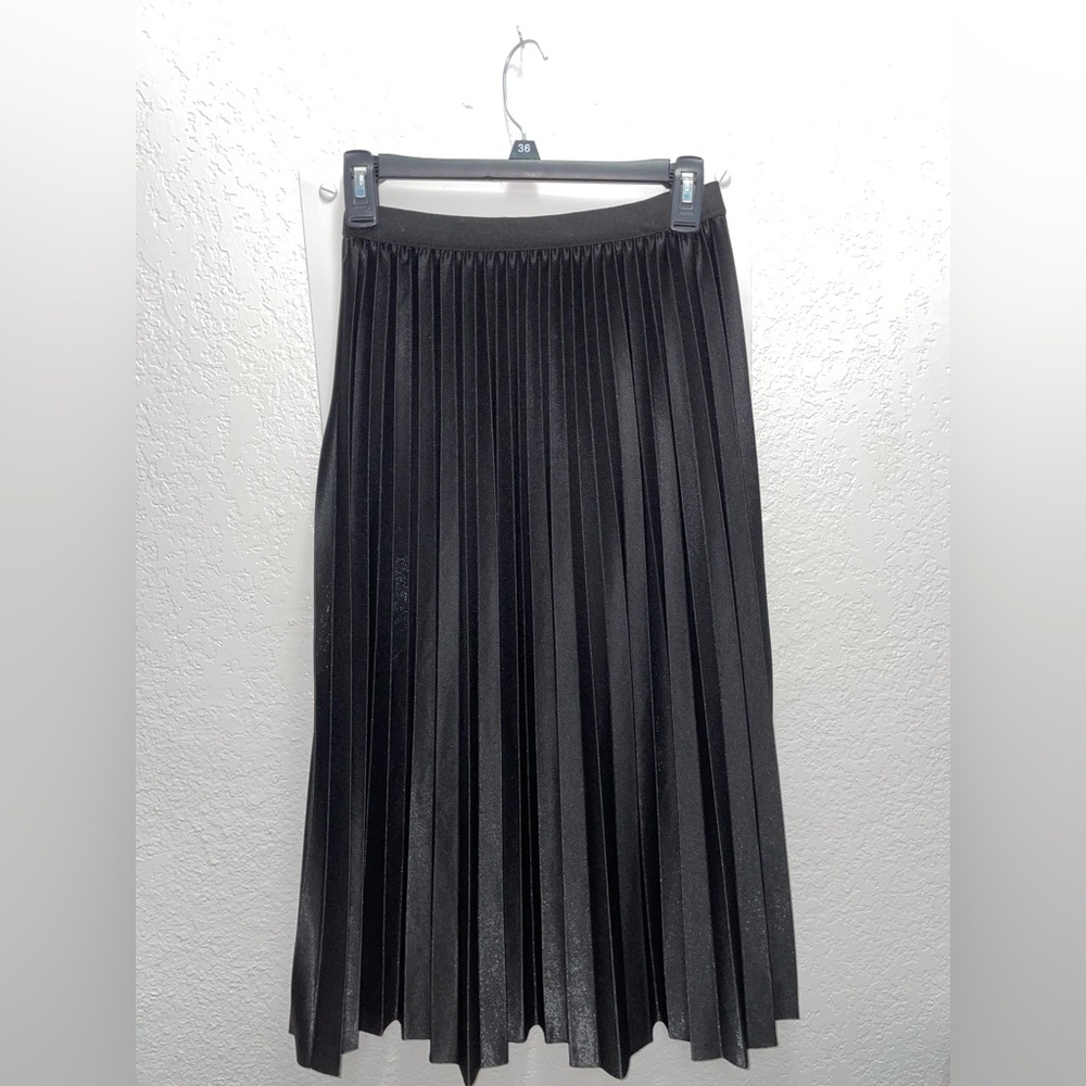 Elegant black long skirt with pleats